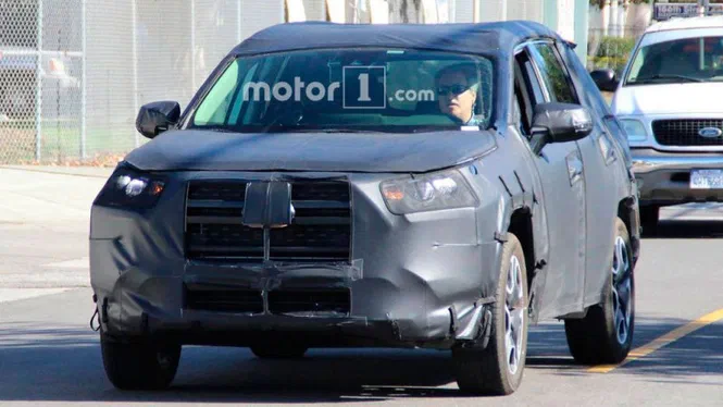 Toyota RAV4 2019 потрапив на тестах