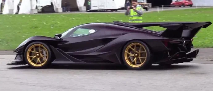 Рідкісний Apollo IE з мотором V12 прокотився на камеру (ВІДЕО)