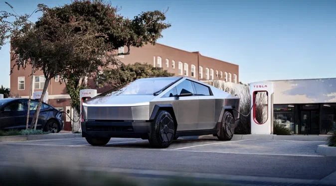 Tesla дозволила водіям екстрено тікати із зарядних станцій навіть із підключеним кабелем
