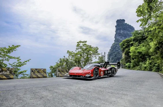 Електричному Volkswagen ID.R покорився рекорд «Дороги 99 поворотів»