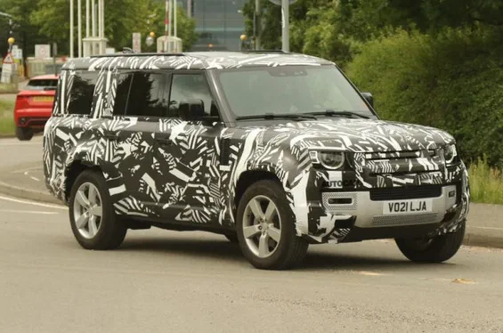Новий Land Rover Defender 130 виїхав на тести