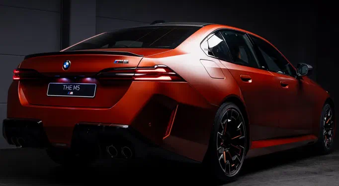 Перший BMW M5 2025 року для Північної Америки буде надзвичайно помаранчевим