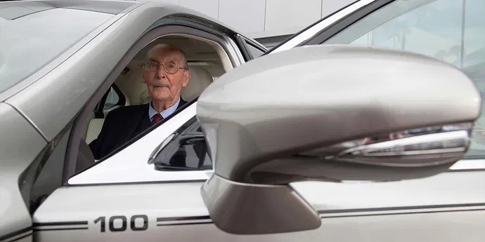 Lexus зробив унікальний седан своєму 100-річному клієнту