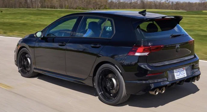 Volkswagen Golf R 2027 отримає п’ятициліндровий двигун від Audi RS3 у ювілейній версії