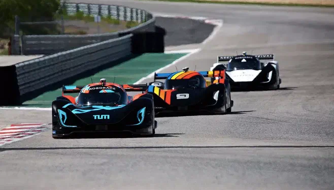 Гонки майбутнього: як їздять автомобілі без водіїв (ВІДЕО)