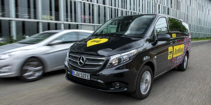 Mercedes-Benz показали електричний мінівен для райдшерингу