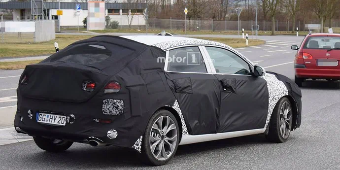 Фастбек Hyundai i30 знову помічений на тестах