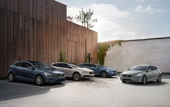 З'явилися знімки нових Volvo V40 та V40 Cross Country 2017 року.