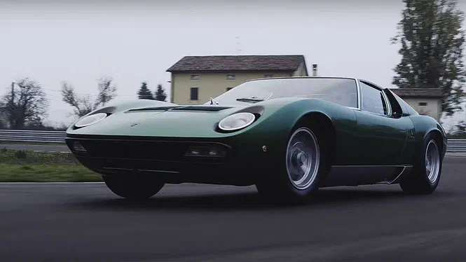 Відреставрували і в бій: Lamborghini 1971 м.г. проїхався на трасі