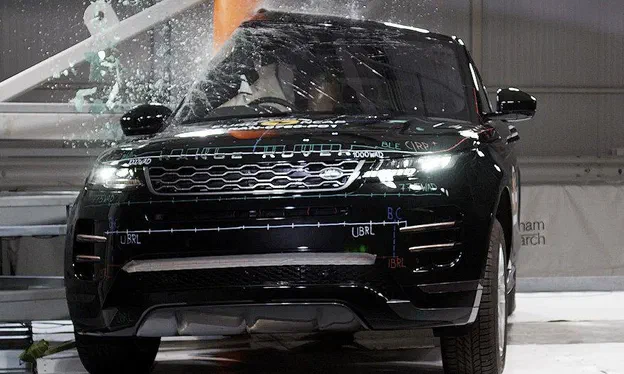 Новенький Range Rover Evoque пройшов краш-тести. Дивимось відео