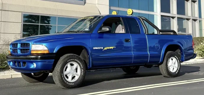 Унікальний Dodge Dakota 2000 року виставили на аукціон після реставрації сина