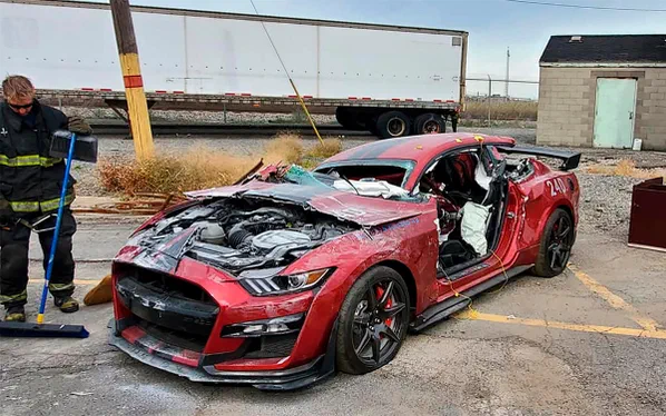 Тренування пожежних на 770-сильному Ford Mustang закінчилося крахом