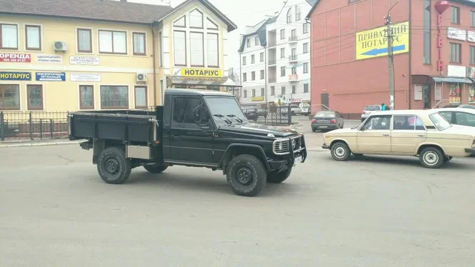 Папарацці «словили» в Україні незвичайний німецький «Гелендваген»