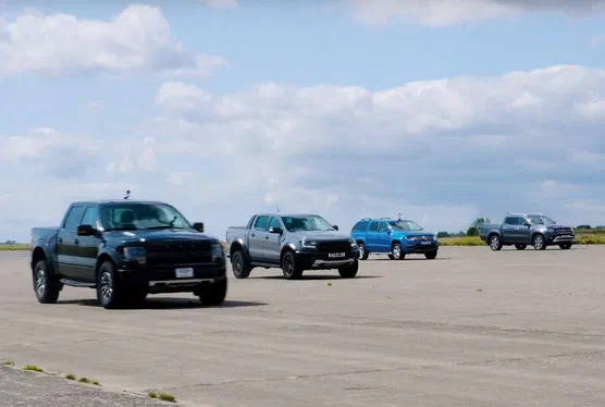 Mercedes-Benz X-Class та Volkswagen Amarok змагалися з двома пікапами Ford (ВІДЕО)