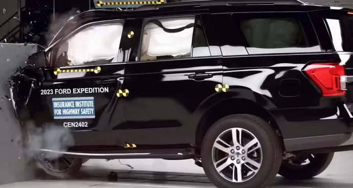 У результаті тестів зі зіткнення IIHS виявив недоліки у безпеці деяких великих позашляховиків (ВІДЕО)
