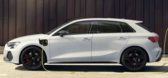 Audi A3 Plug-in Hybrid: 88 миль електричного пробігу та швидка зарядка