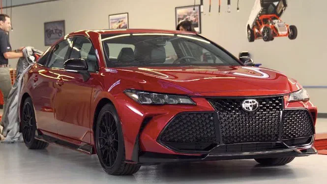 Дві «Тойоти» обзавелися заводським тюнінгом