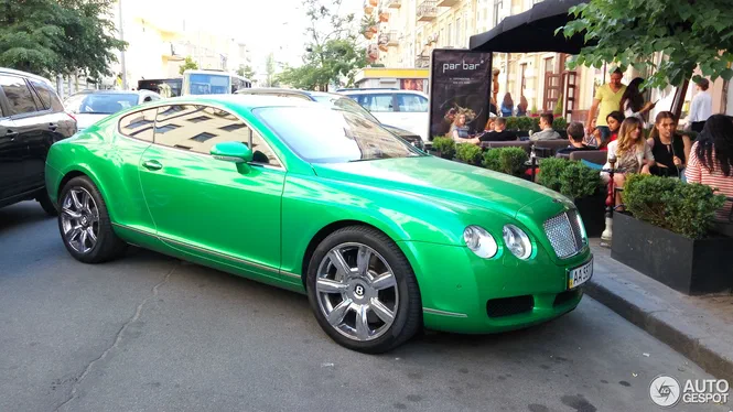 В Україні проїхався рідкісний Bentley