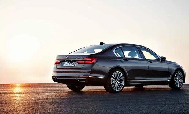 BMW на 1 рік призупинить автопроизводство бензинових 7-Series