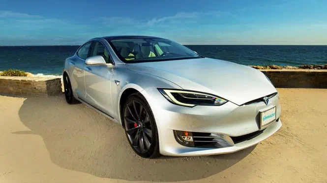 Виявлено машину Tesla, у якої майже мільйонний пробіг (ВІДЕО)