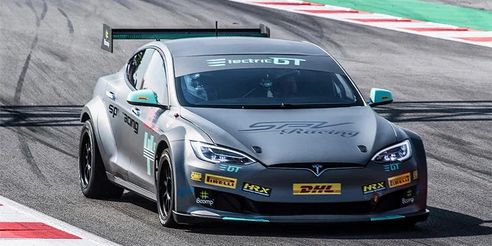 Tesla зробила 1-й готовий на гонки електрокар