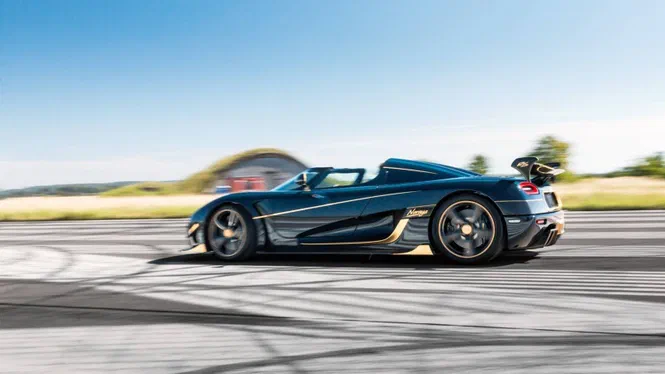 Суперкар Koenigsegg отримав золоту обробку