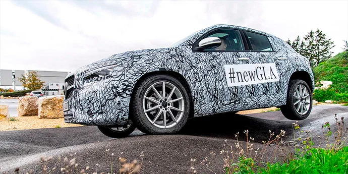 Кросовер Mercedes GLA нового покоління показав свій силует