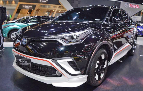Toyota C-HR приміряв наряд Adidas