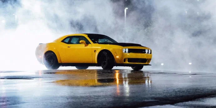 Відео дрифту 850-сильного Dodge Challenger SRT Demon у місті