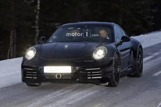 В Porsche 911 з'явиться оптика електроконцепту Mission E