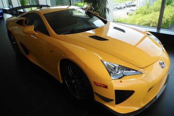 7-мільйонний суперкар Lexus LFA виставили на продаж