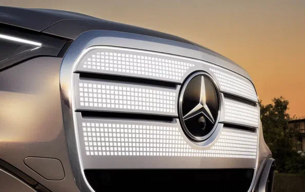 Mercedes-Benz оновлює обличчя: електричний GLC отримає світлодіодну решітку нового покоління