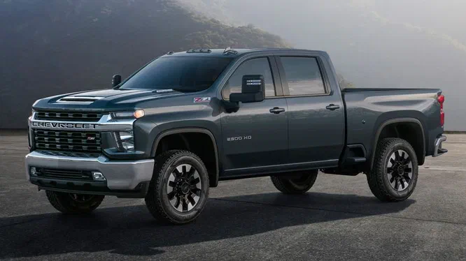 Новому Chevrolet Silverado HD готують більш потужний двигун з підніжками позаду кабіни