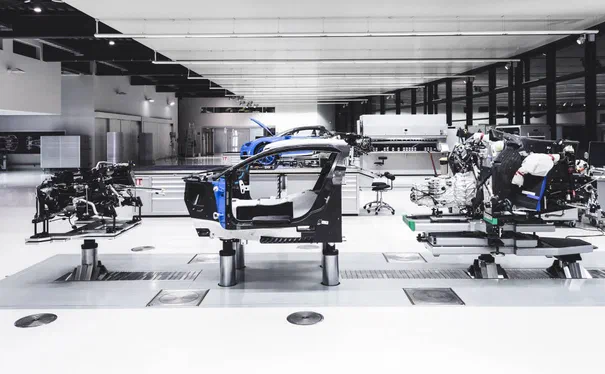 Відео зборки 2,4-мільйонного авто