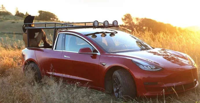 Tesla Model 3 руками спеціаліста перетворилася на пікап