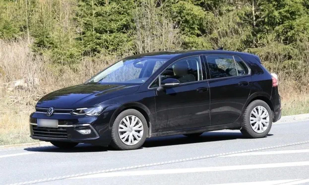 Перші «живі» фото салону новітнього Volkswagen Golf показали вживу