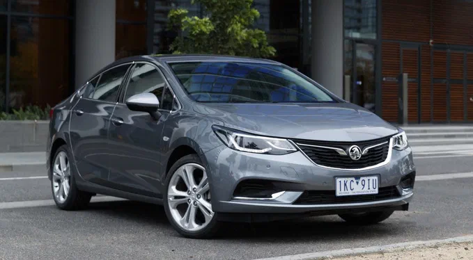 Нове покоління седана Astra починає продажі
