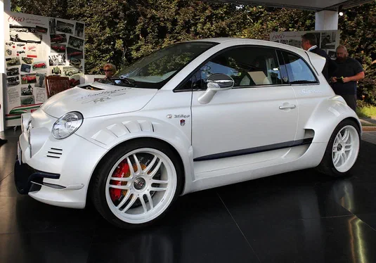 Тюнери зробили з Fiat 500 задньопривідний болід