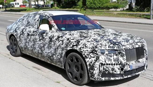 Новий Rolls-Royce Ghost потрапив до об'єктиву папараці