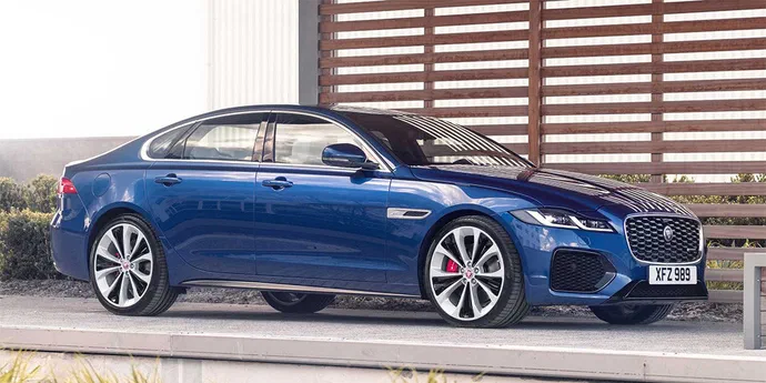 Jaguar XF з оновленнями обзавівся двома великими дисплеями в салоні