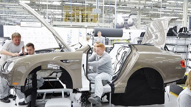 Мініатюрний Bentley Flying Spur показаний на виробничому фото