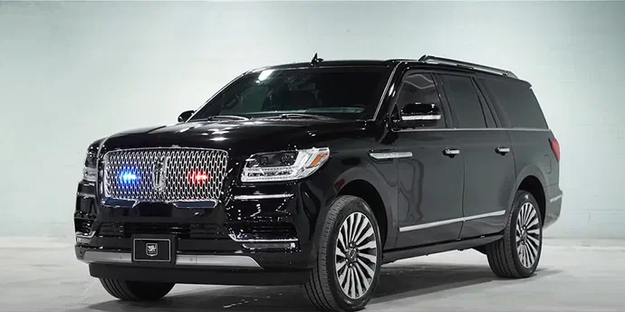 Довгий Lincoln Navigator перетворився на броньований автомобіль (ВІДЕО)