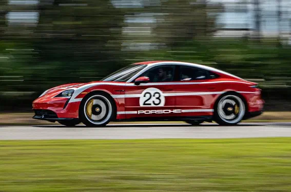 Електричному Porsche Taycan надали культові гоночні лівреї