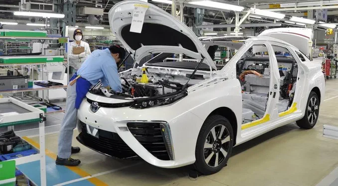 Через тайфун Toyota зупинила автопроизводство