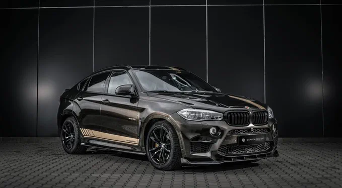 800-сильному BMW X6 M зробили унікальну кабіну