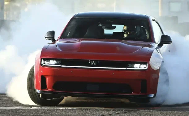Новий Dodge Charger Sixpack отримав бензиновий мотор із турбінами та агресивним звучанням