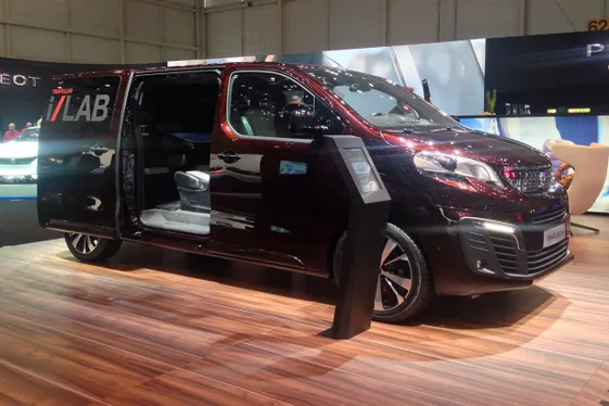 Женева-2016: мінівен Peugeot та його віртуальні окуляри