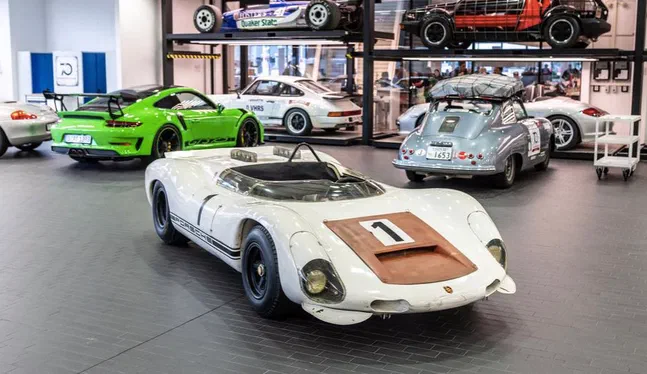 В мережі з'явилися фото спорткара Porsche 1967 року з музею