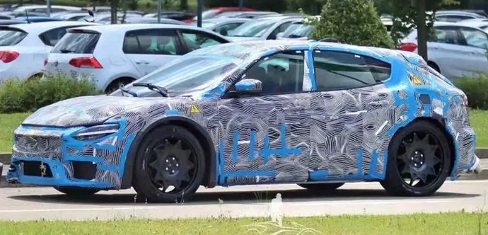 Вперше на фото помічений електромобіль Ferrari