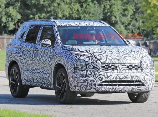 Mitsubishi Outlander 2021 модельного року засікли папараці